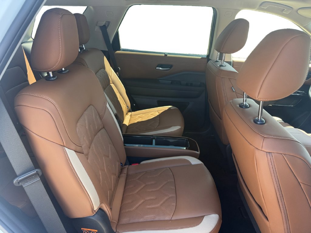 New 2026 Nissan Pathfinder Platinum FWD image 17