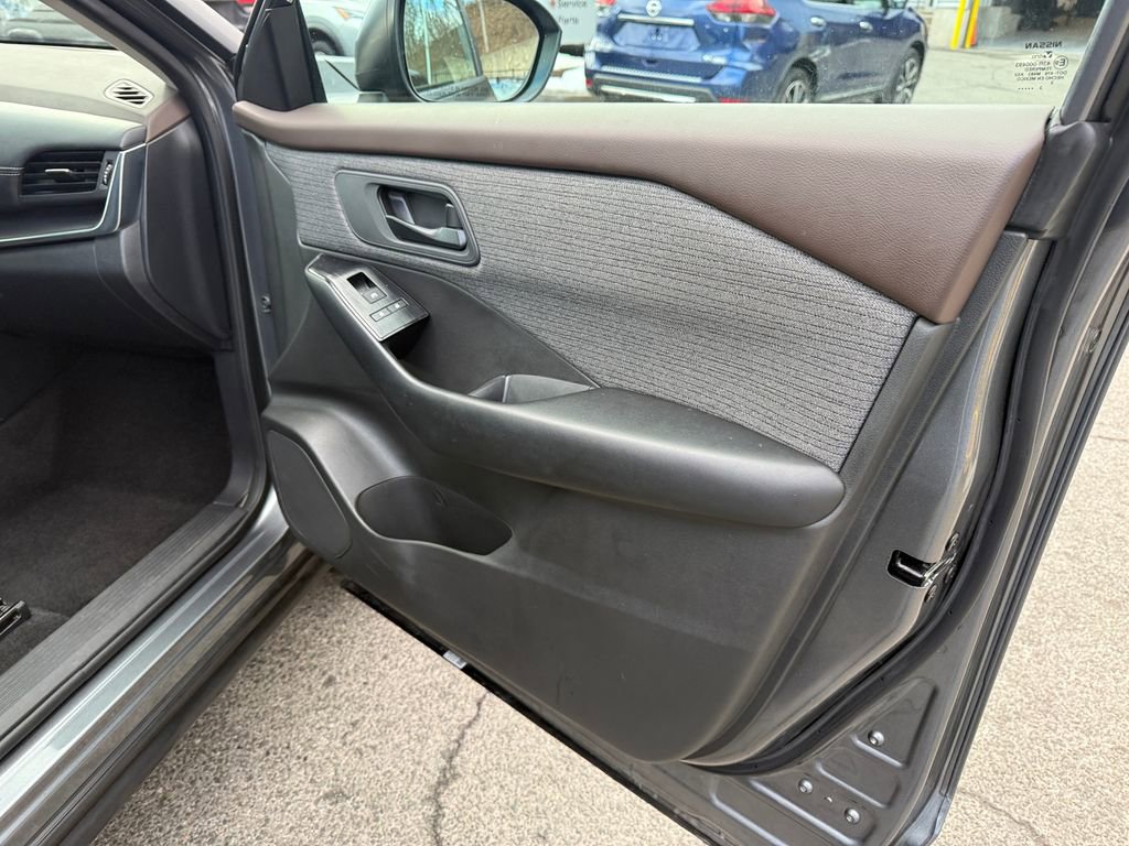 Used 2023 Nissan Rogue S image 24