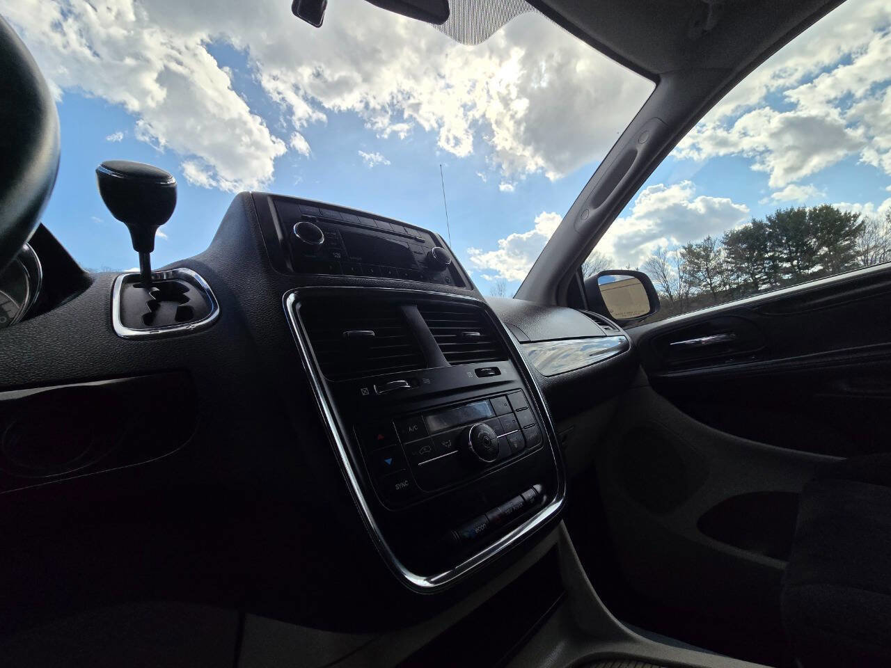 Used 2012 Dodge Grand Caravan Crew FWD image 21