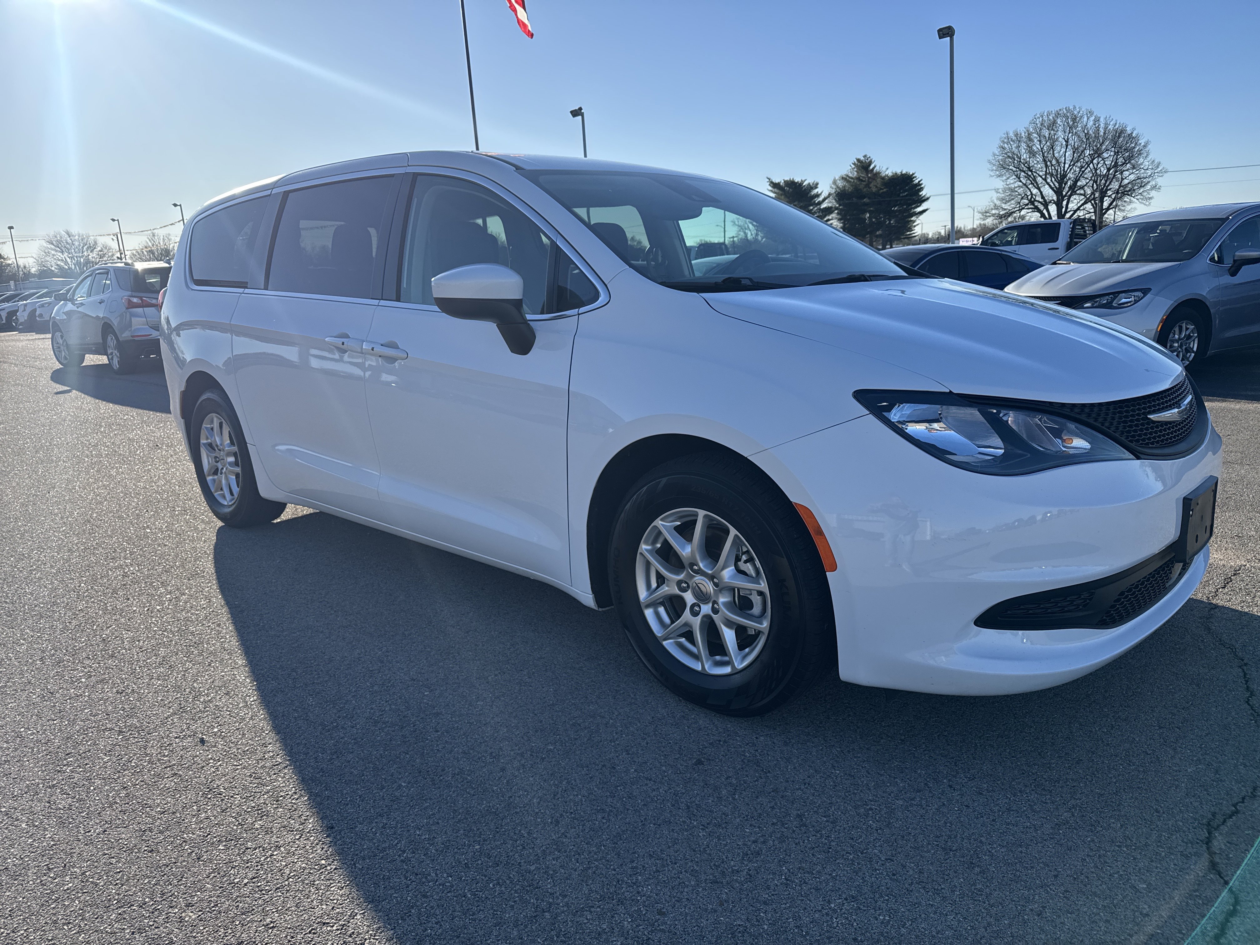 Used 2023 Chrysler Voyager LX image 7
