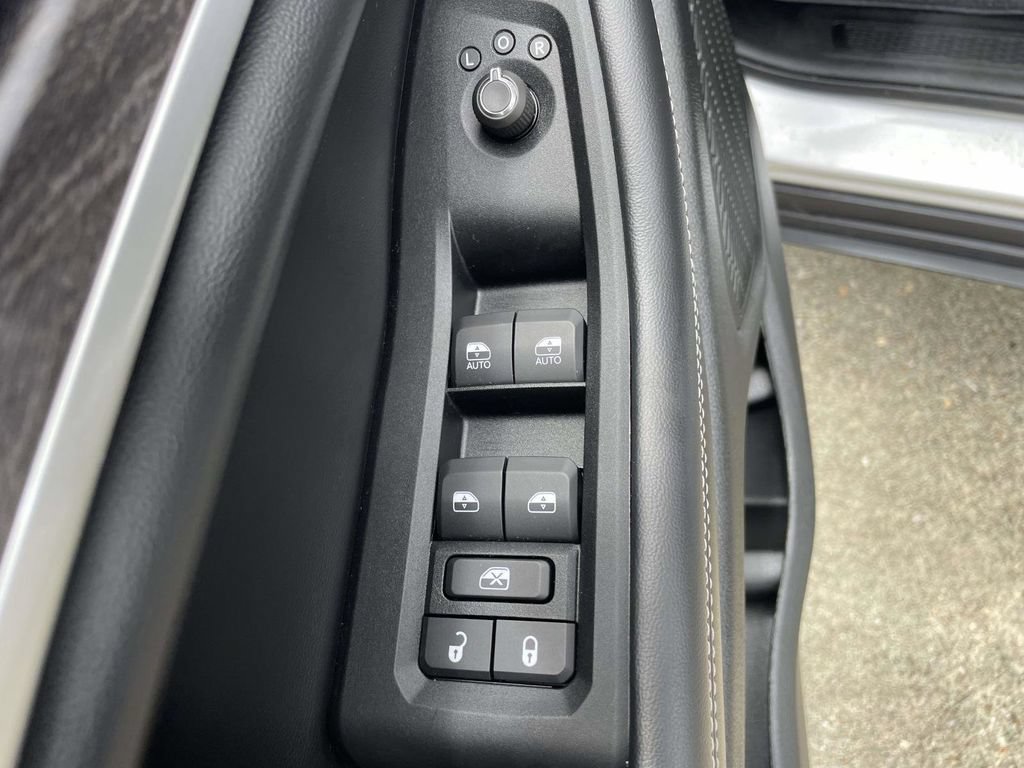 Used 2025 Jeep Grand Cherokee Limited w/ Luxury Tech Group II AWD/4WD image 16