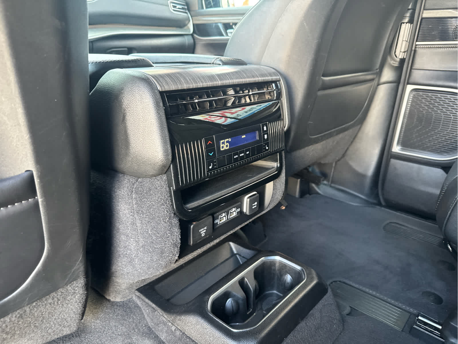 Used 2024 Jeep Wagoneer Series III AWD/4WD image 37