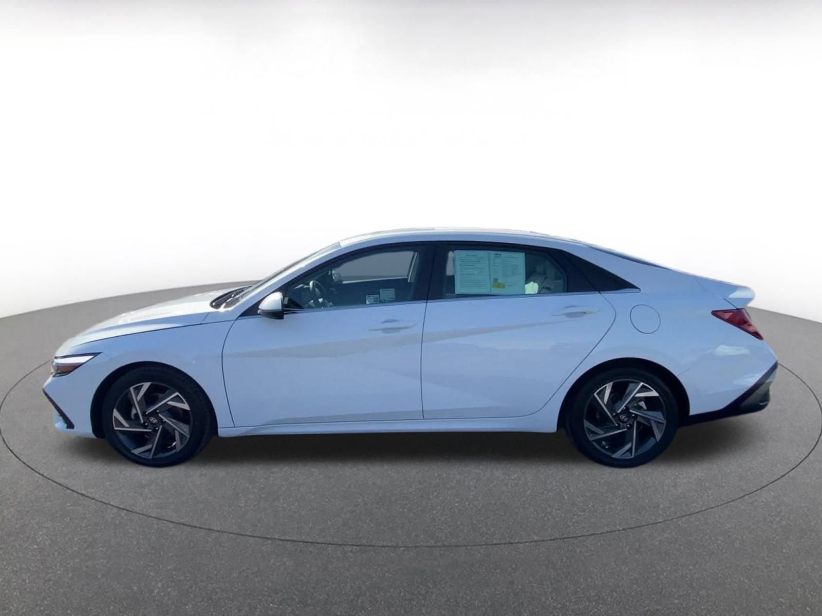 Used 2025 Hyundai Elantra Limited FWD image 9