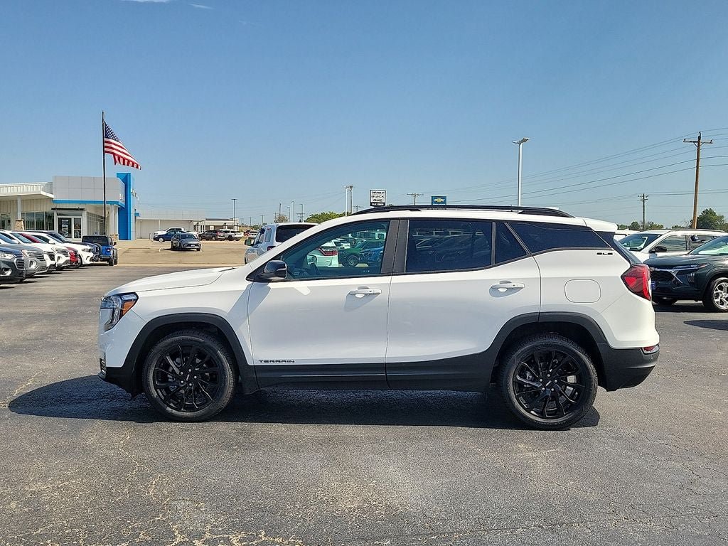 Used 2023 GMC Terrain SLE w/ Driver Convenience Package FWD image 3