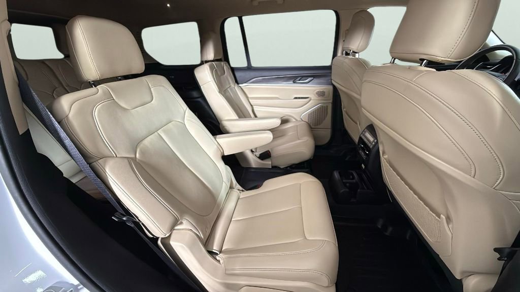 Used 2022 Jeep Grand Cherokee L Limited w/ Black Appearance Package image 30