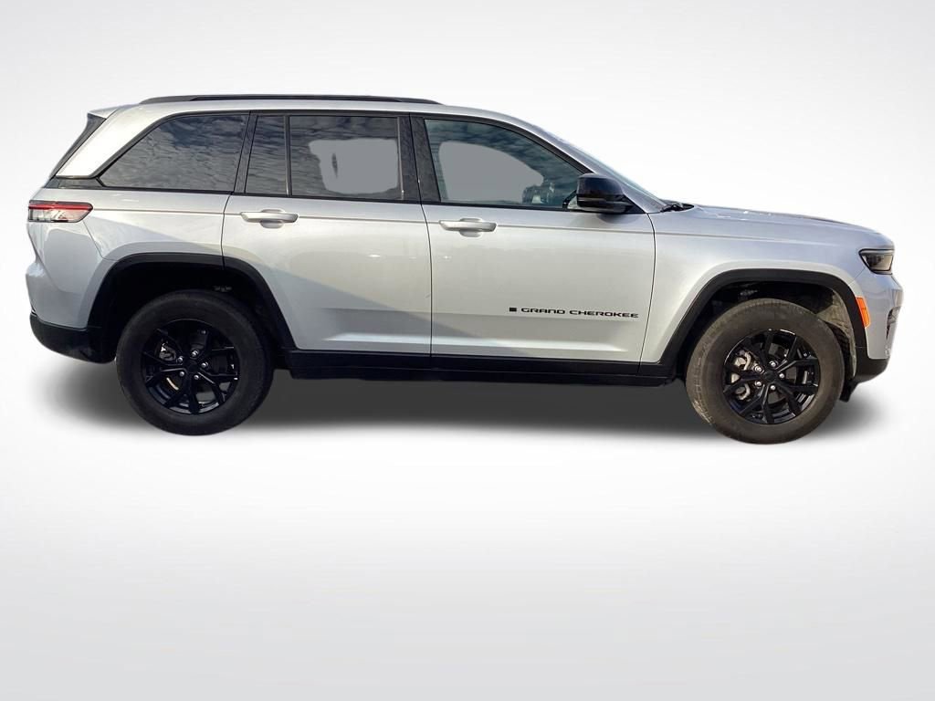 Used 2025 Jeep Grand Cherokee Altitude AWD/4WD image 11