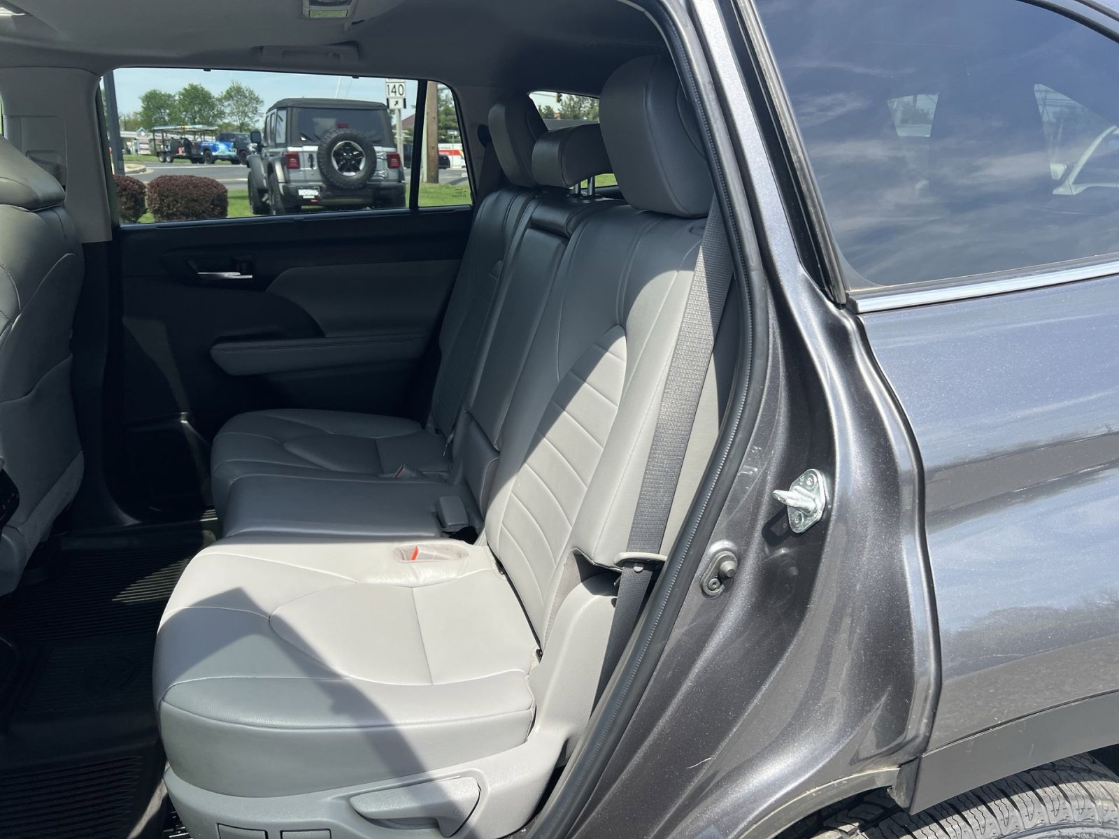 Used 2022 Toyota Highlander XLE AWD/4WD image 32