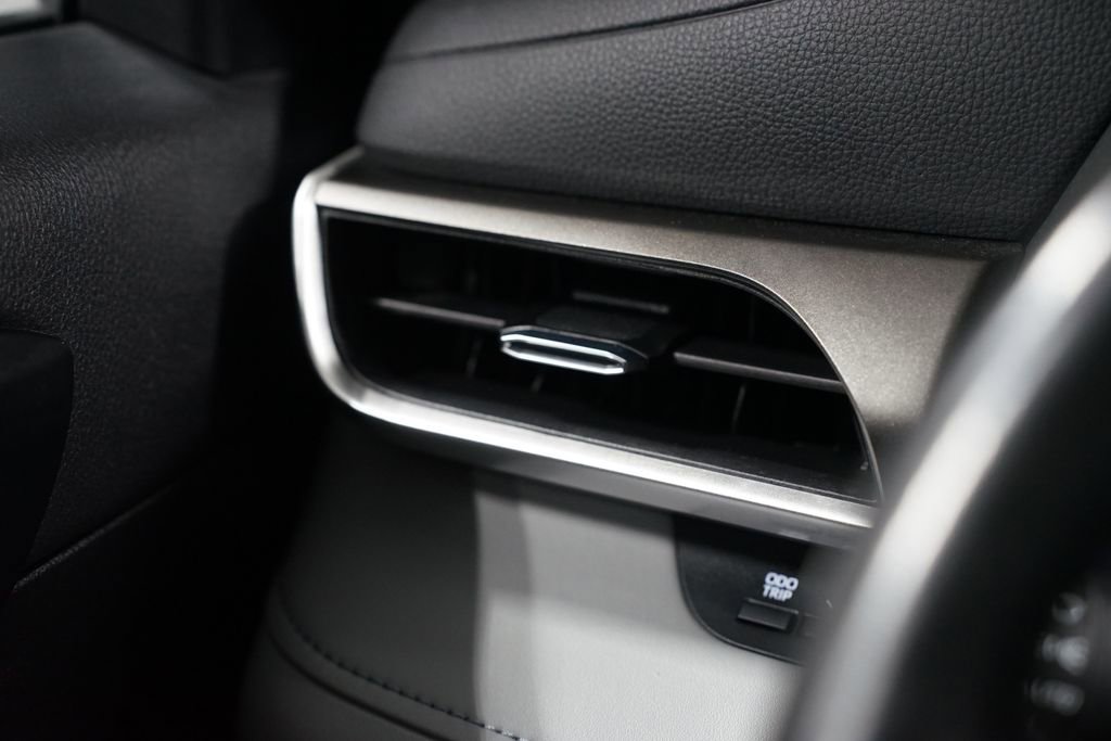 Used 2023 Toyota Highlander XLE image 25