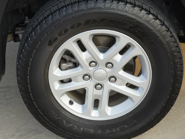 Certified 2024 Jeep Grand Cherokee Laredo RWD image 11