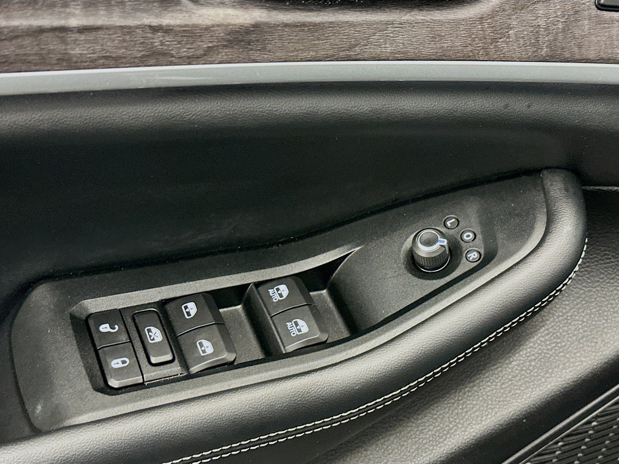 Used 2023 Jeep Grand Cherokee Limited w/ Black Appearance Package image 15