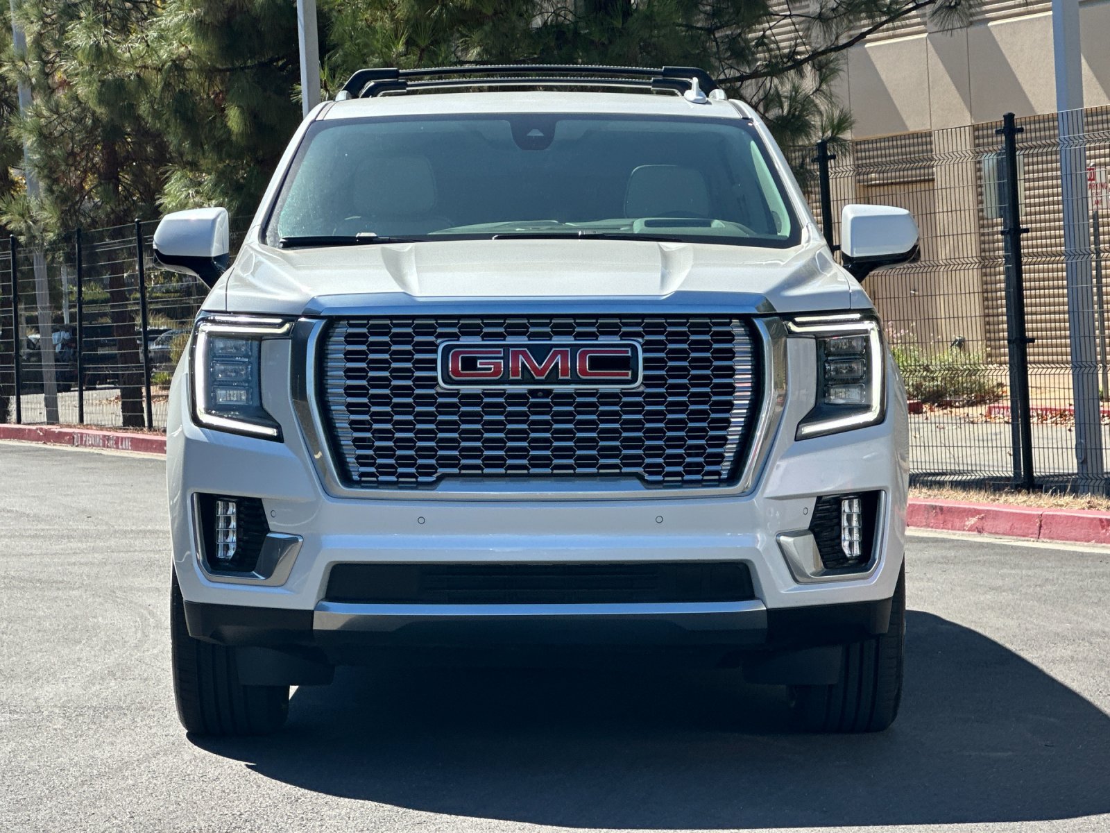 Used 2021 GMC Yukon XL Denali w/ Denali Premium Package AWD/4WD image 9