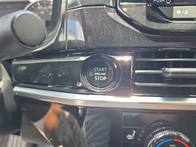 Used 2025 Nissan Pathfinder SV FWD image 28