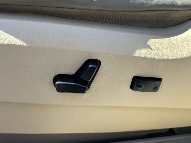 Used 2015 Chrysler Town & Country Limited Platinum image 13