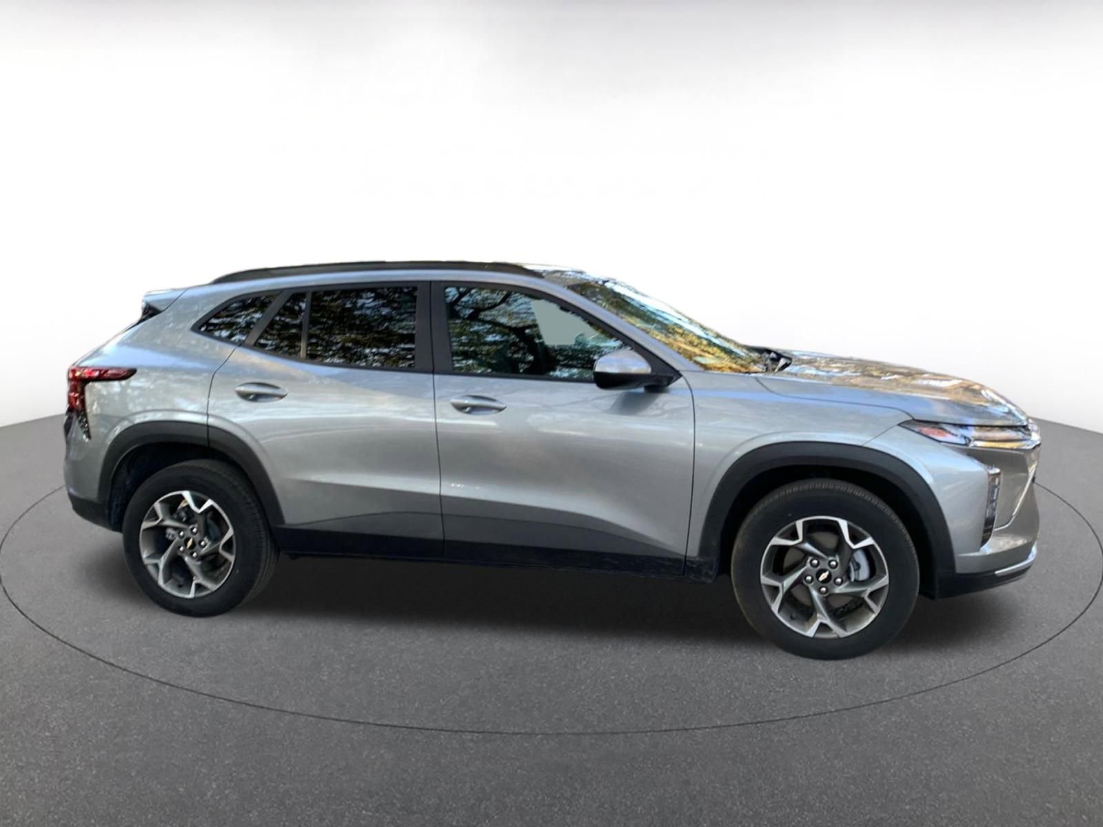 Used 2025 Chevrolet Trax LT w/ LT Convenience Package image 8