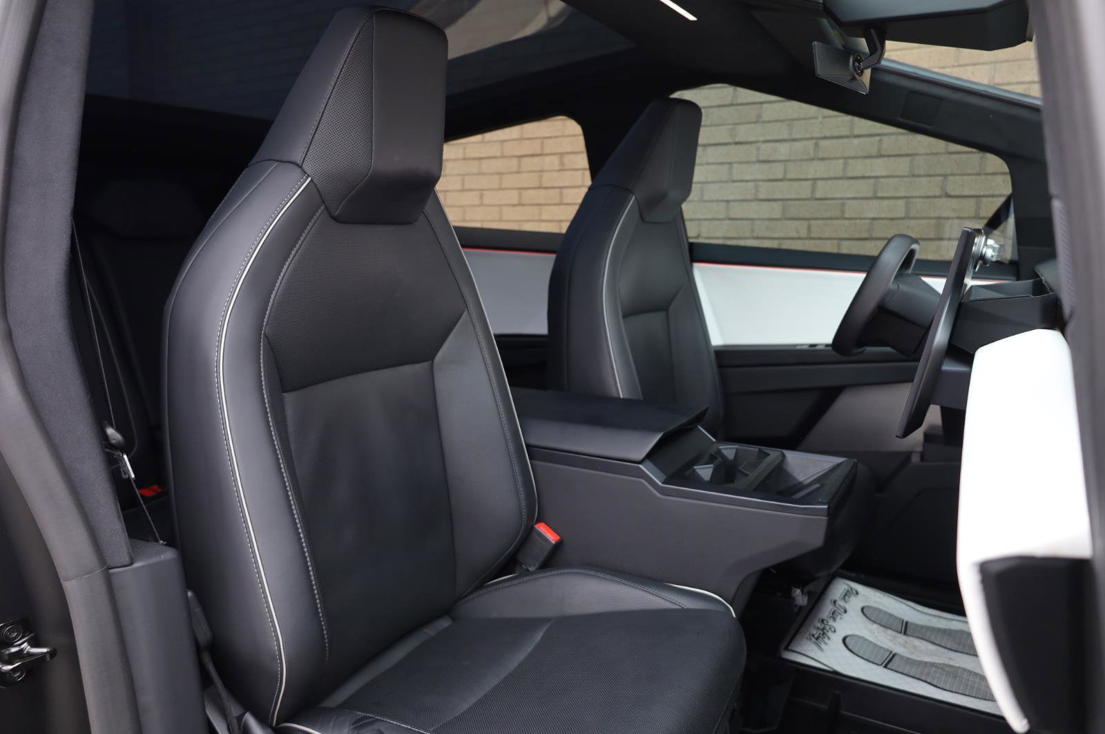 Used 2024 Tesla Cybertruck AWD Crew Cab image 31