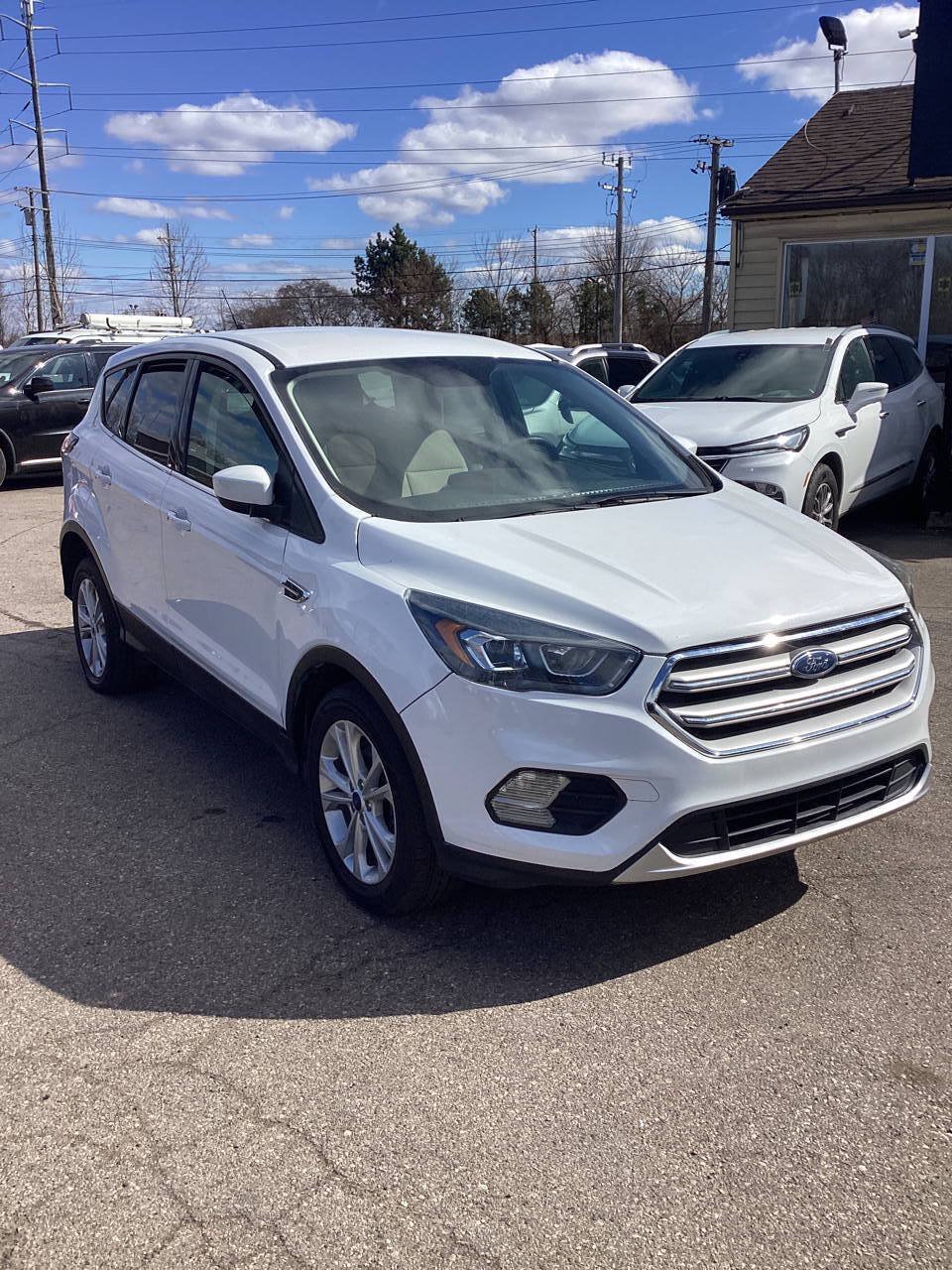 Used 2019 Ford Escape SE FWD image 2