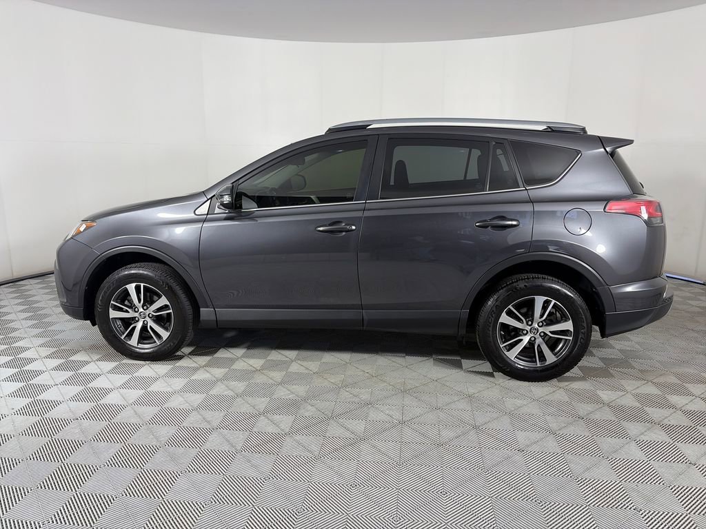 Used 2018 Toyota RAV4 XLE AWD/4WD image 4