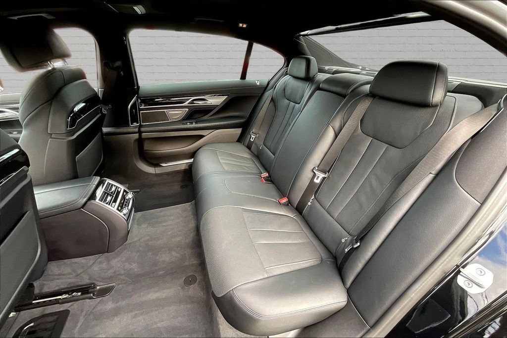 Used 2022 BMW 740i w/ M Sport Package RWD image 12
