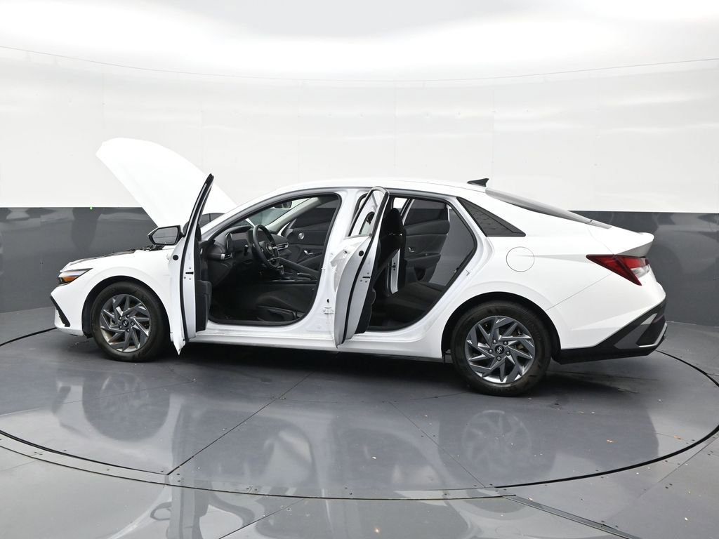 Used 2024 Hyundai Elantra SEL FWD image 31