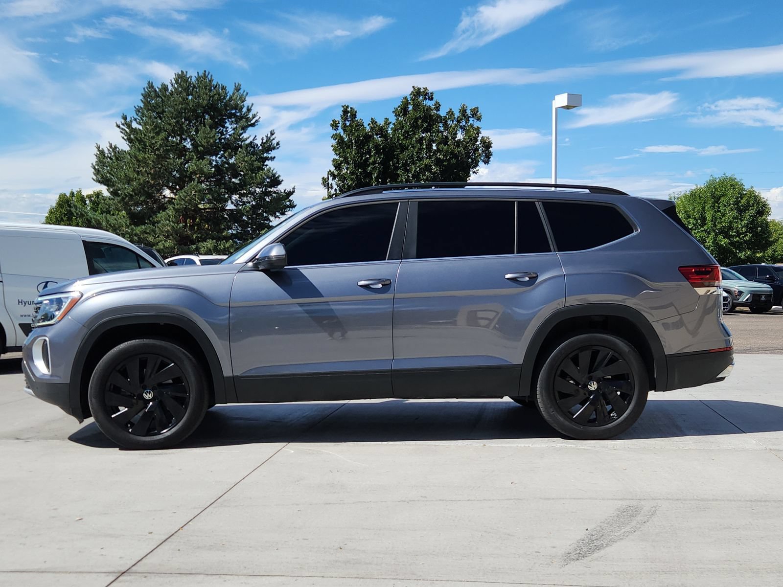 Used 2024 Volkswagen Atlas SE AWD/4WD image 2
