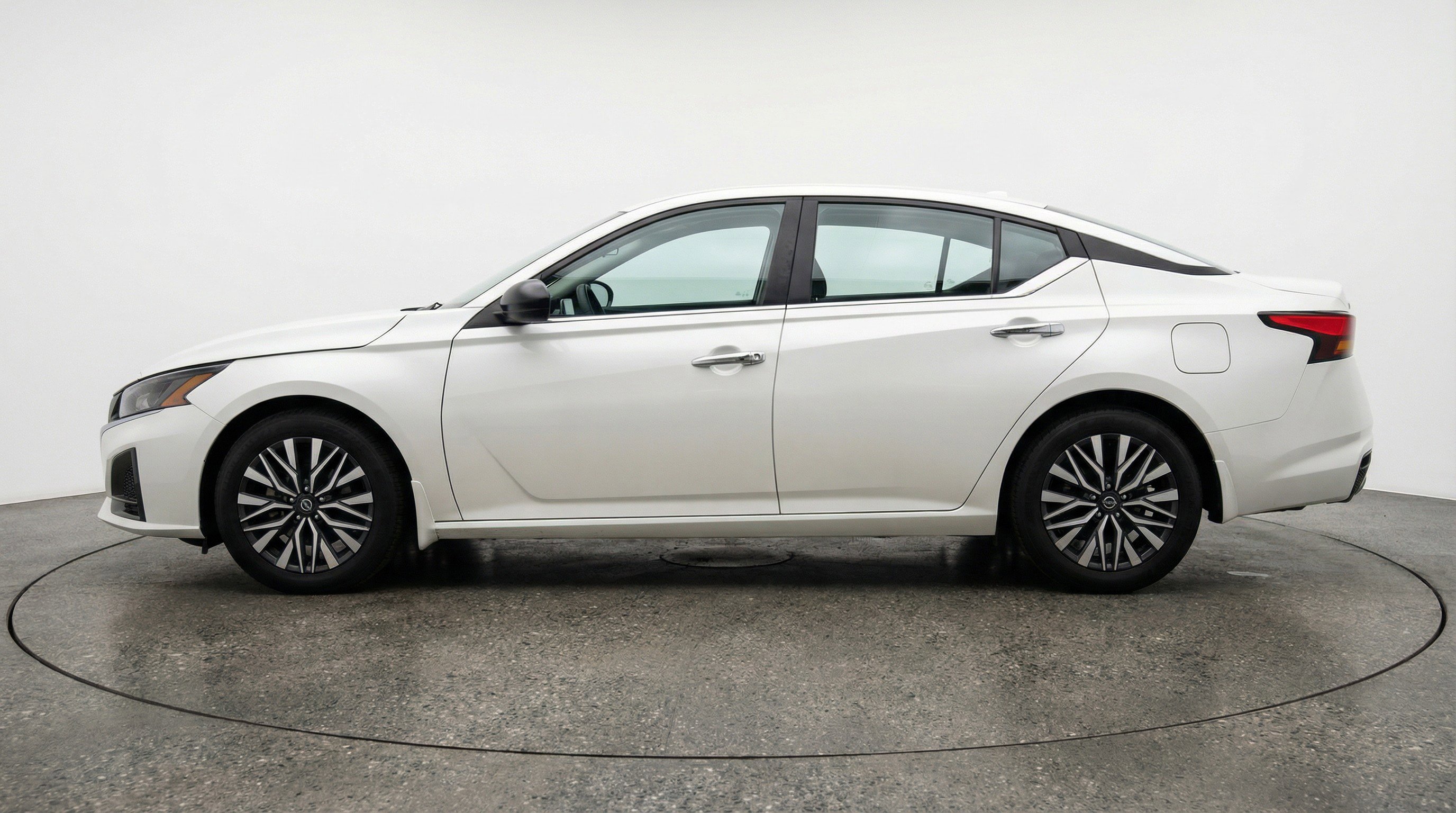 Used 2025 Nissan Altima 2.5 SV FWD image 5