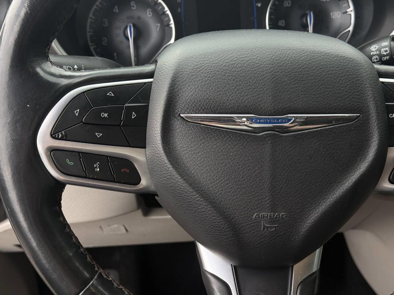Used 2020 Chrysler Pacifica Touring-L FWD image 16