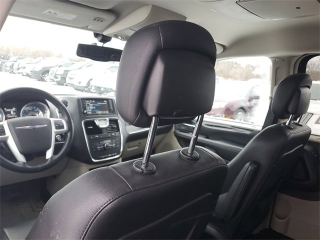 Used 2015 Chrysler Town & Country Touring-L w/ Driver Convenience Group image 10