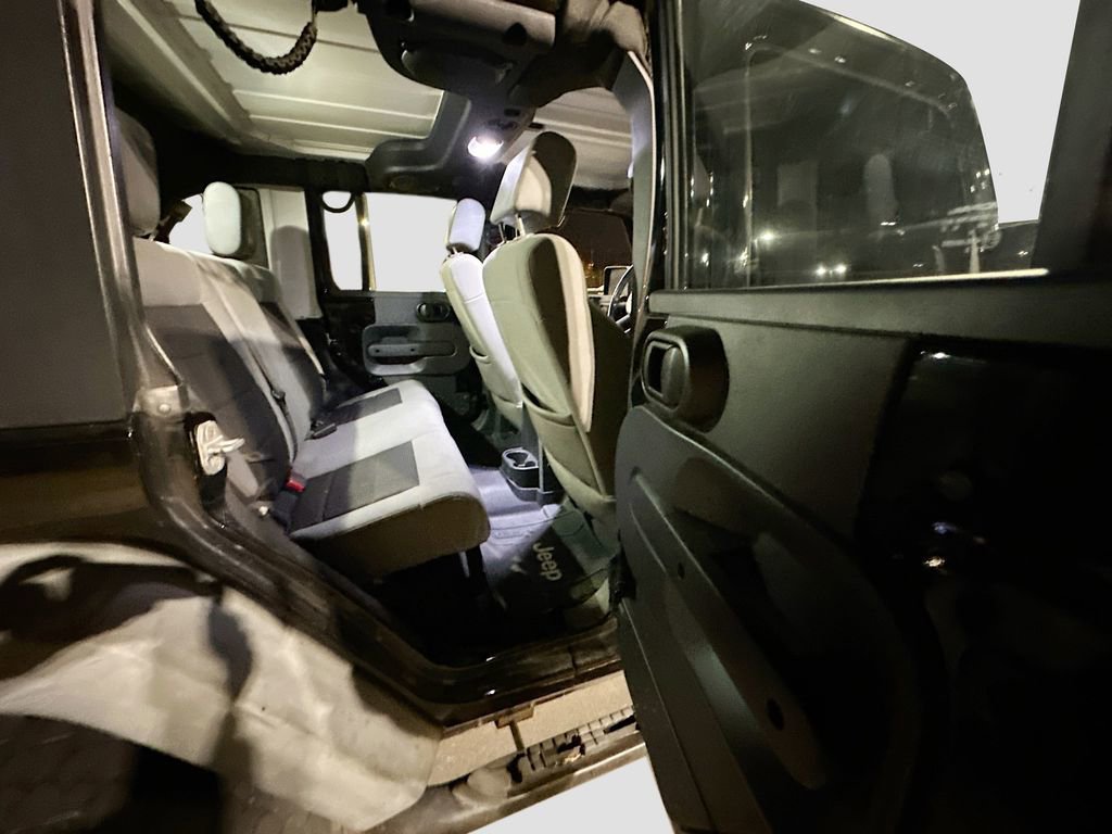 Used 2010 Jeep Wrangler Unlimited Rubicon image 19