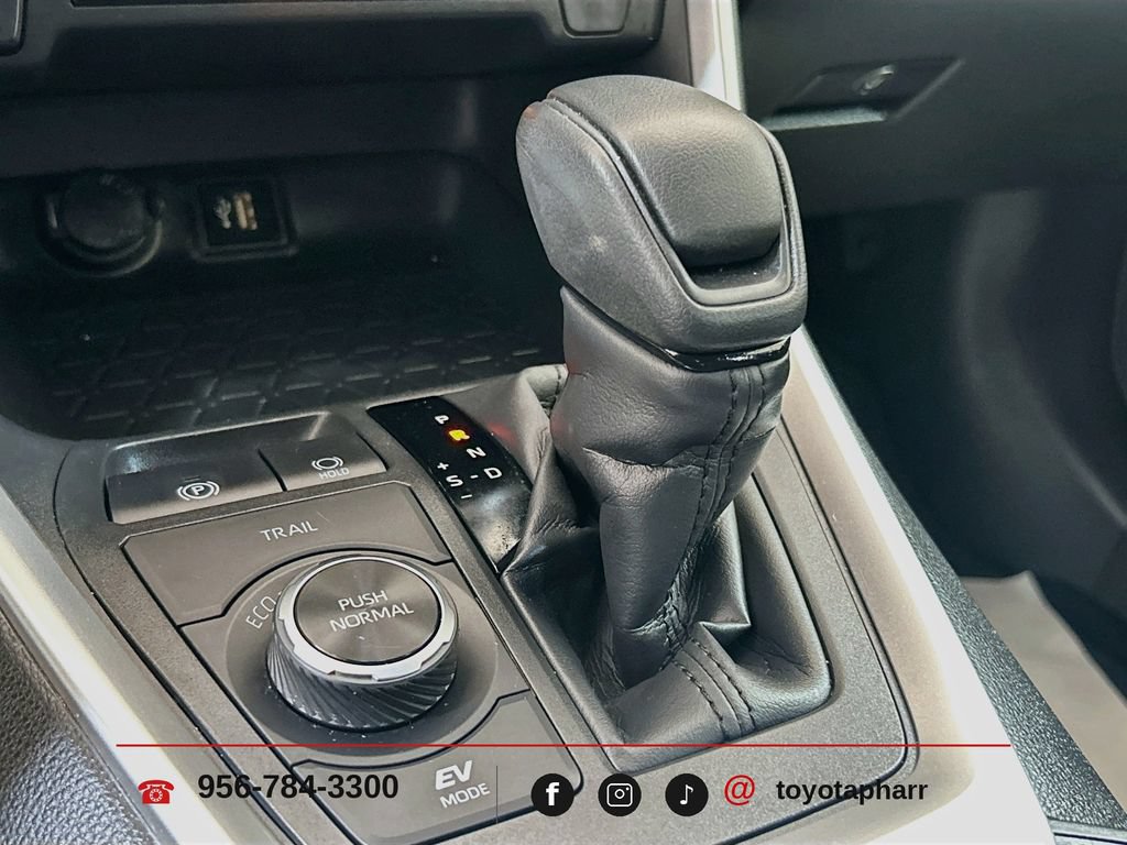 Used 2025 Toyota RAV4 LE AWD/4WD image 15