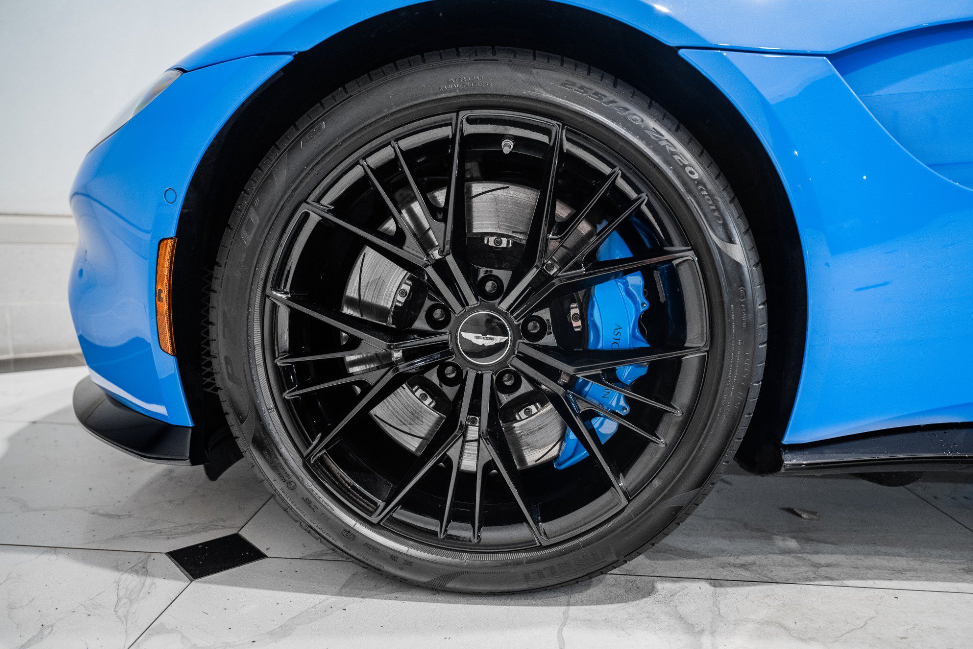 Used 2021 Aston Martin V8 Vantage Roadster RWD image 4