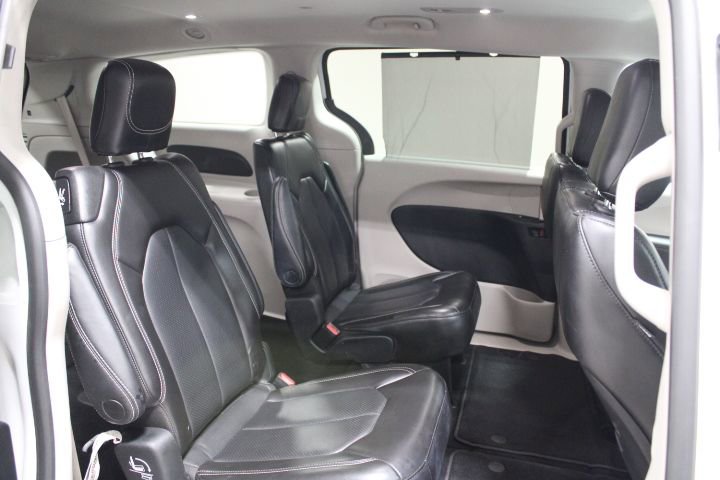 Used 2023 Chrysler Pacifica Touring-L image 26