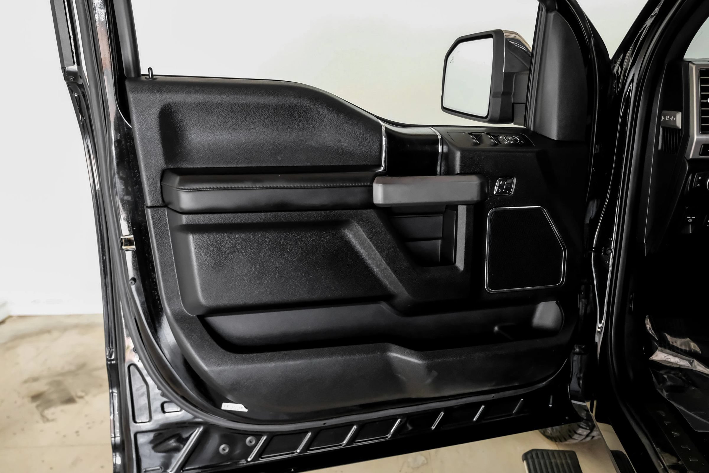 Used 2018 Ford F150 Platinum w/ Equipment Group 701A Luxury AWD/4WD image 36