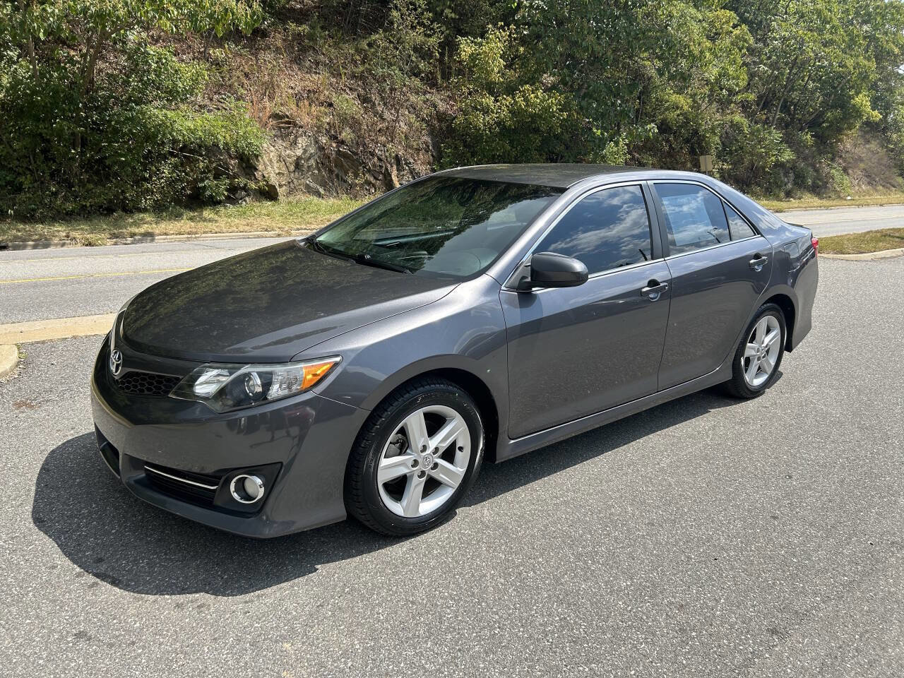 Used 2013 Toyota Camry SE image 2