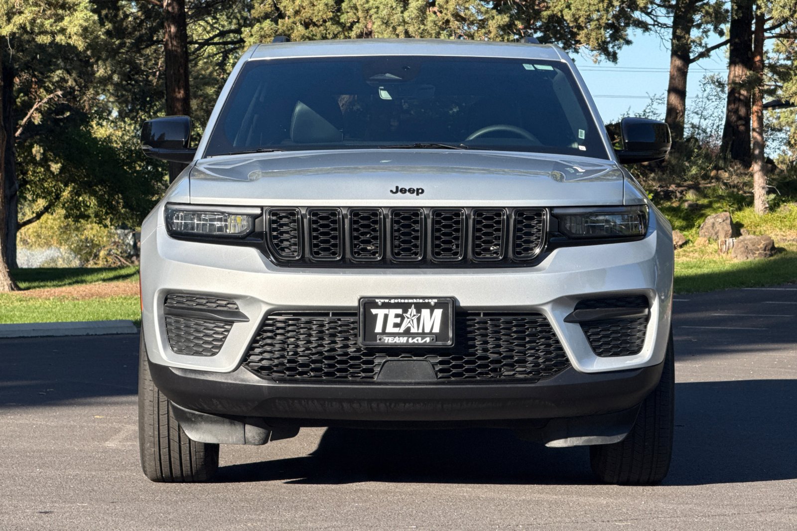 Used 2025 Jeep Grand Cherokee Altitude AWD/4WD image 9