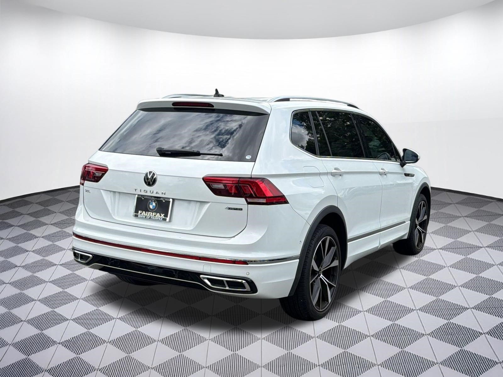Used 2024 Volkswagen Tiguan SEL R-Line AWD/4WD image 9