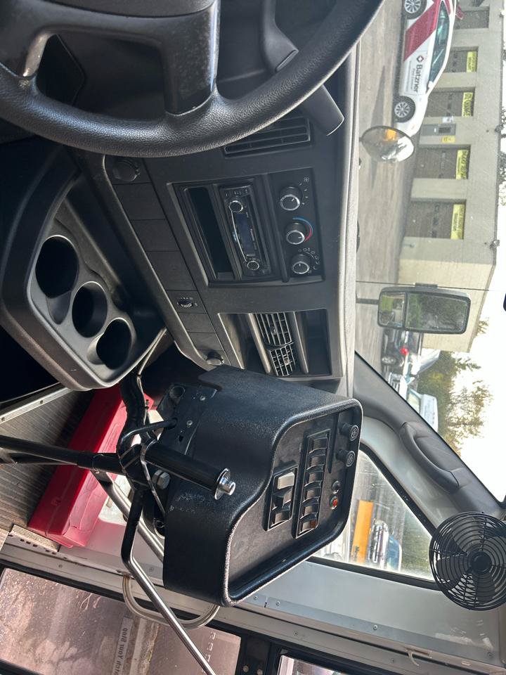 Used 2010 Chevrolet Express 3500 Extended RWD image 3
