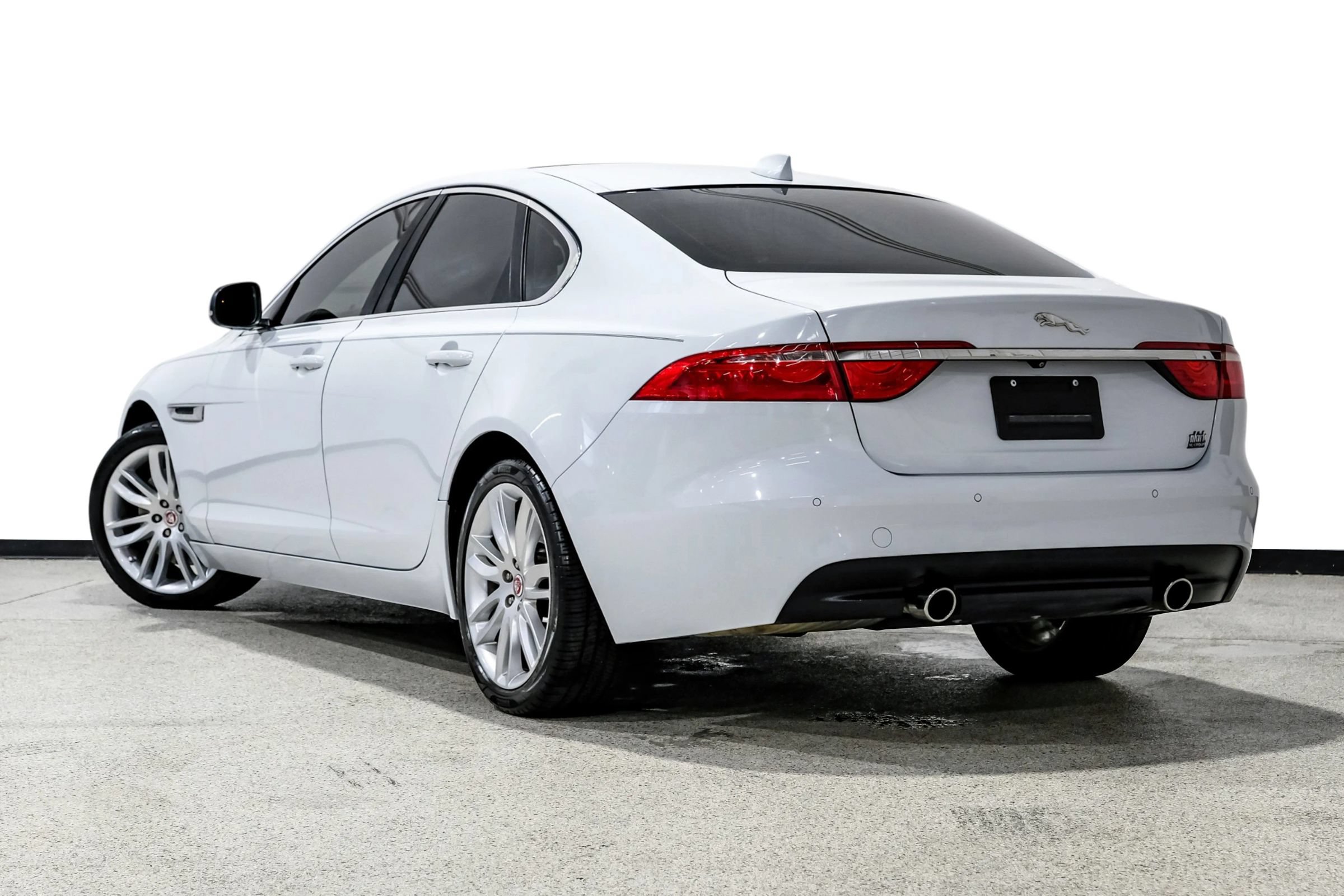 Used 2018 Jaguar XF Portfolio RWD image 8