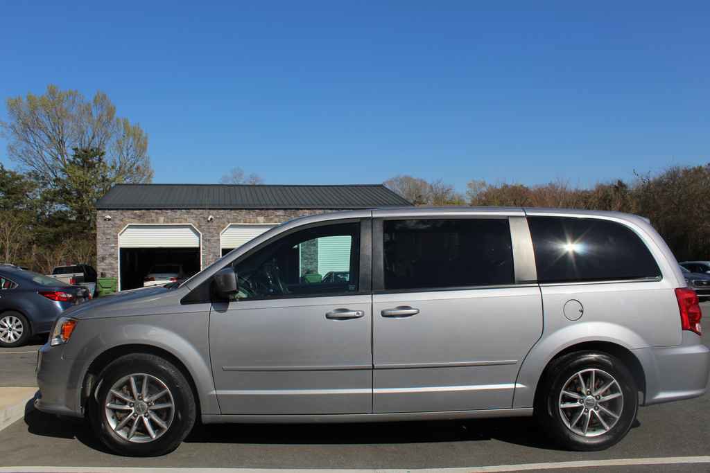 Used 2015 Dodge Grand Caravan SE image 9