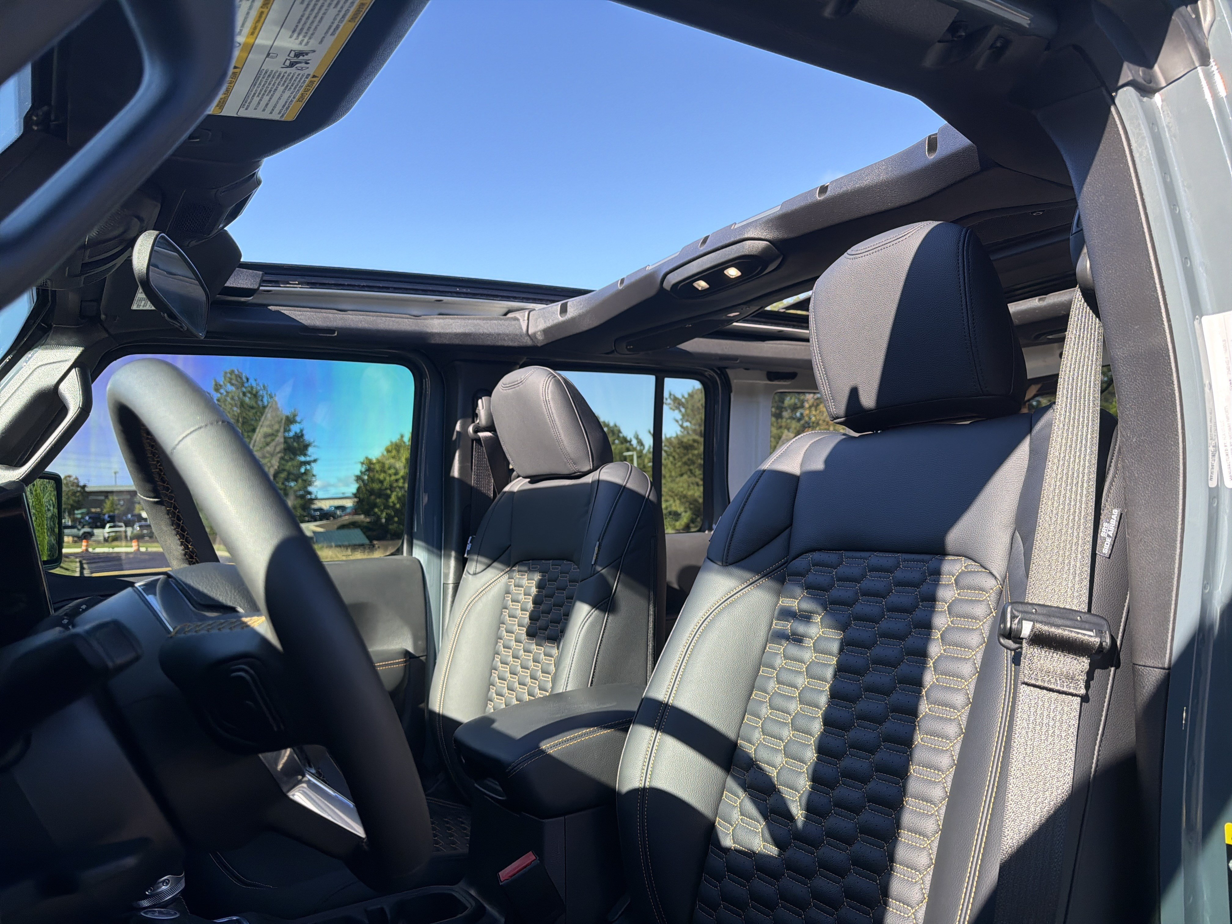 Used 2024 Jeep Wrangler Unlimited Sahara AWD/4WD image 7