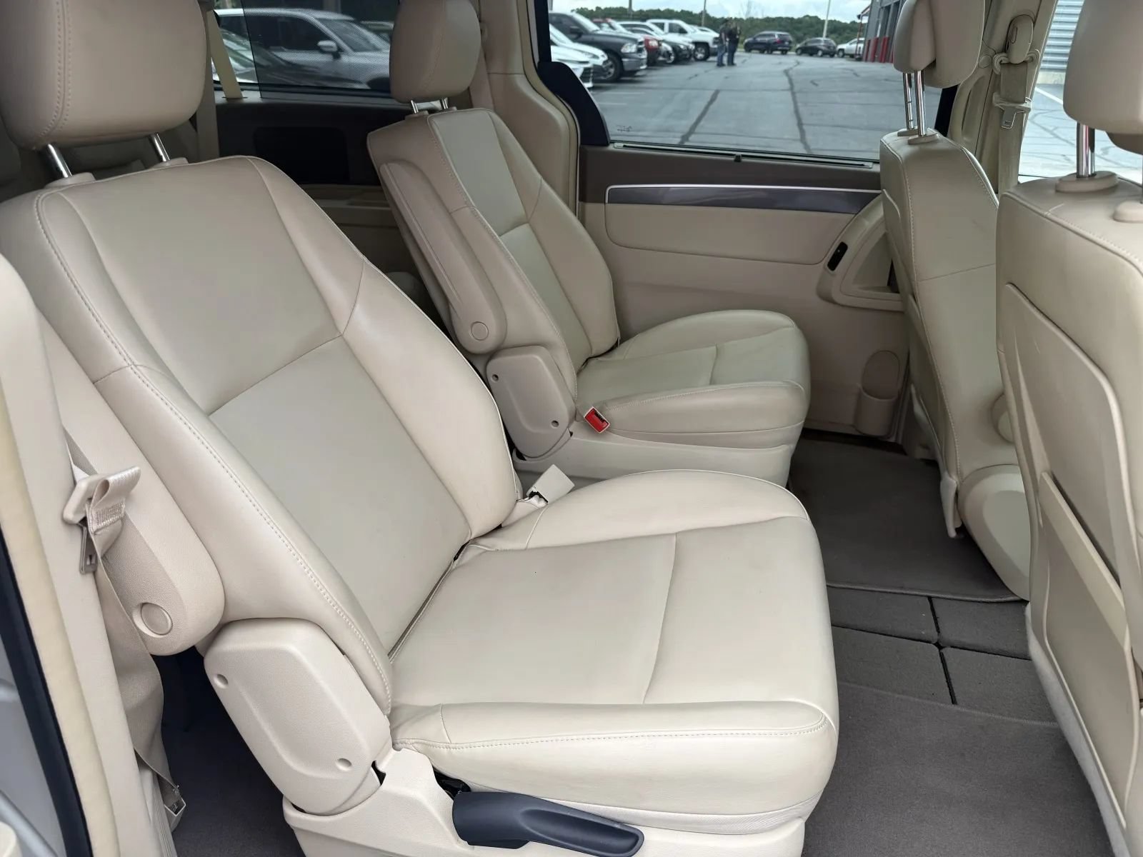Used 2010 Volkswagen Routan SE FWD image 12