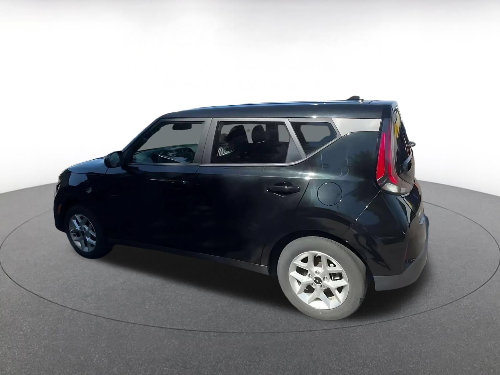 Used 2025 Kia Soul LX w/ LX Technology Package FWD image 9