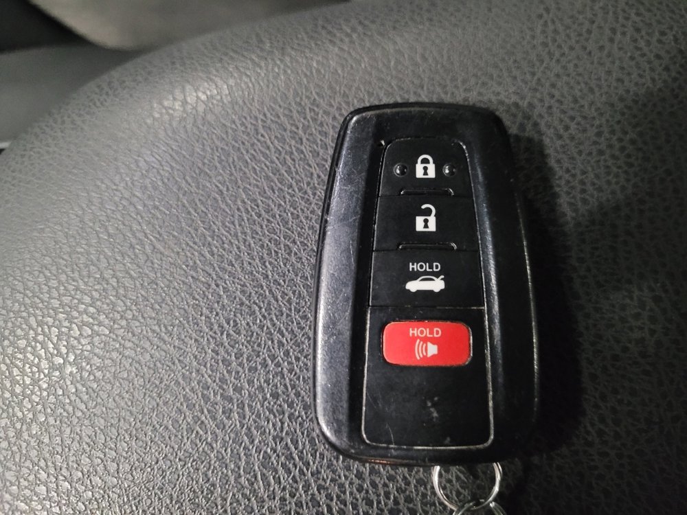 Used 2018 Toyota Camry LE image 32