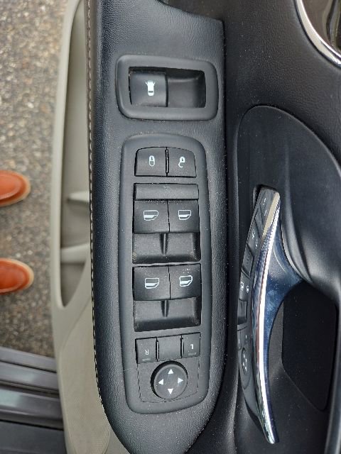 Used 2016 Chrysler Town & Country Touring-L FWD image 41