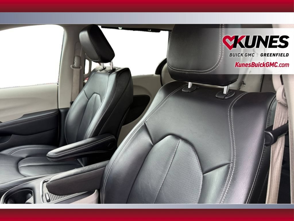 Used 2023 Chrysler Pacifica Touring-L FWD image 13