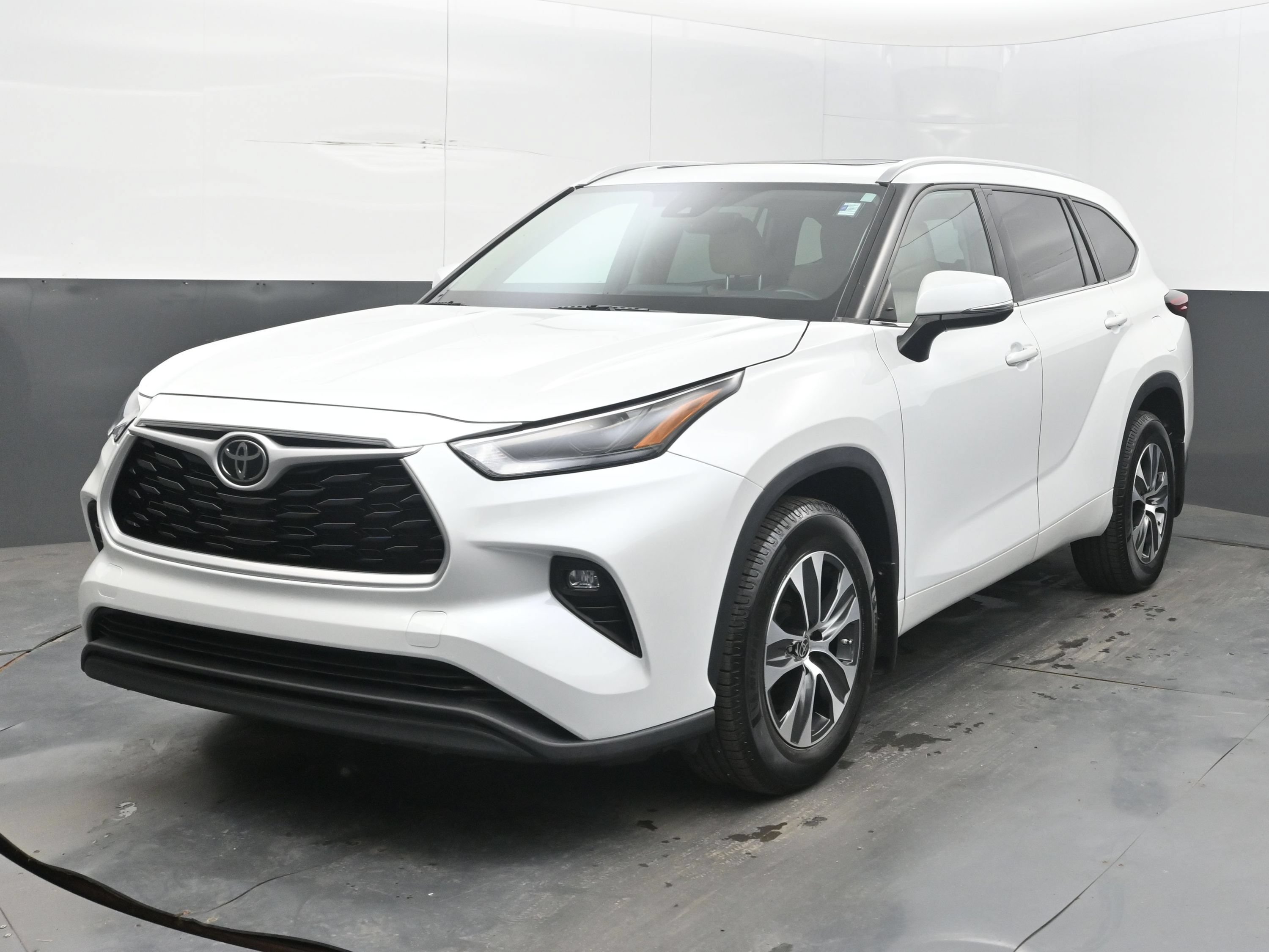 Used 2022 Toyota Highlander XLE AWD/4WD image 4