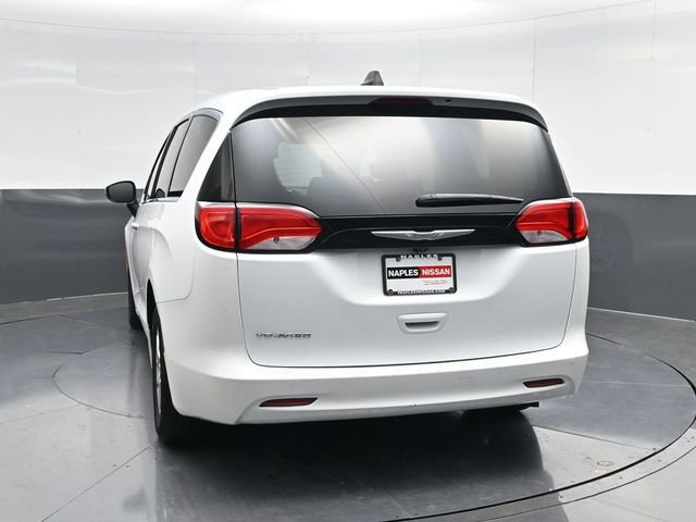 Used 2023 Chrysler Voyager LX image 4