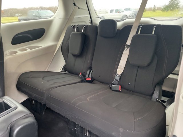 Used 2020 Chrysler Pacifica Touring w/ Tire & Wheel Group image 10