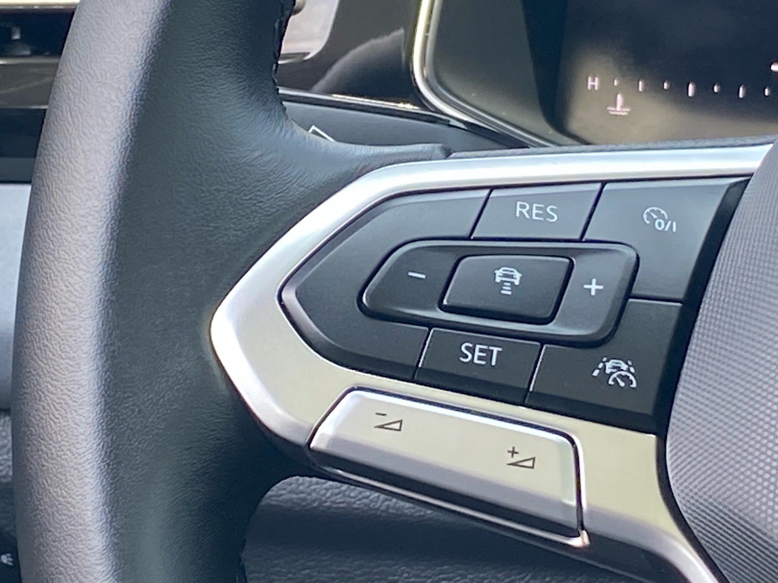 Certified 2025 Volkswagen Jetta SE w/ Sunroof Package FWD image 6