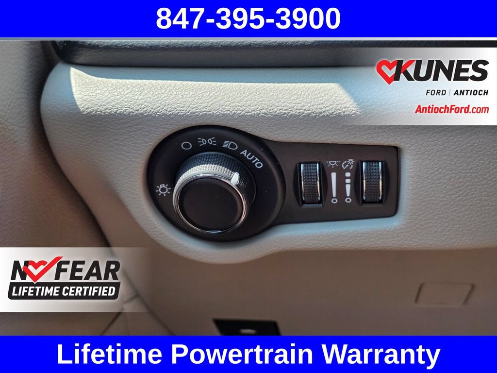 Used 2023 Chrysler Voyager LX FWD image 38