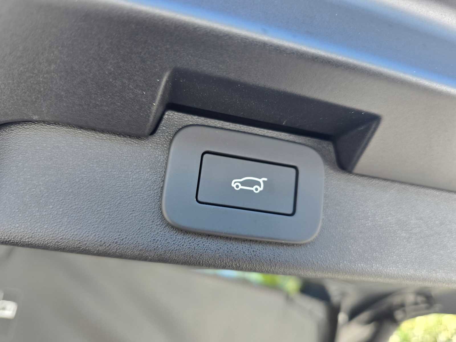 Certified 2025 Land Rover Discovery Dynamic SE image 18